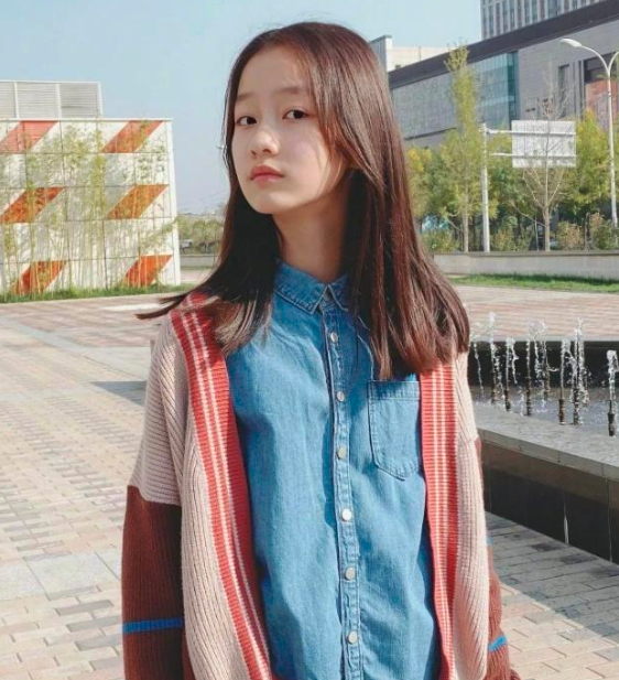 赵薇"女儿"今年13岁了!被全网禁止"整容,如今美到认不出