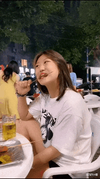 |酒店卫生间开始有这种椅子了？这设计是要做什么？哈哈哈脑子里开始有画面了