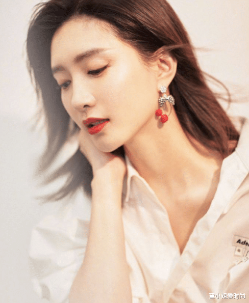穿衣搭配@江疏影把衬衫穿“火”了，搭配性感红唇又飒又美，33岁女人学着点