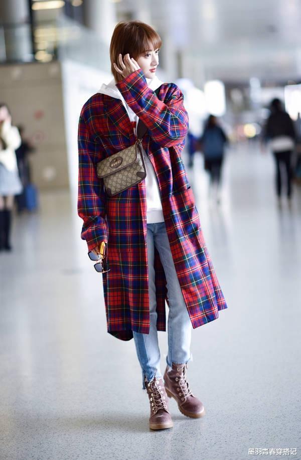 景甜|景甜剪短发美出新高度,格纹风衣搭白卫衣,一头栗色短发太洋气