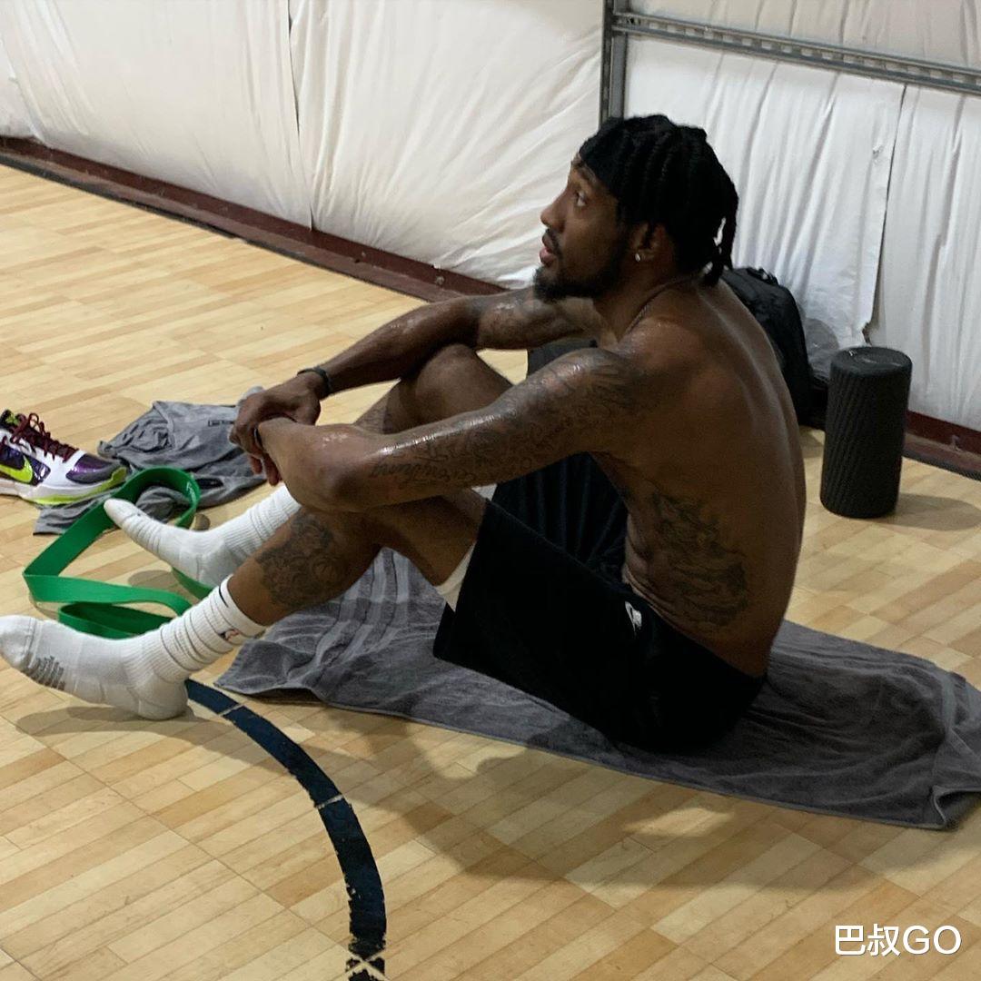 「詹姆斯·哈登」停赛46天！哈登壮了一圈，精神极佳年轻10岁，考文顿和蟒蛇训练