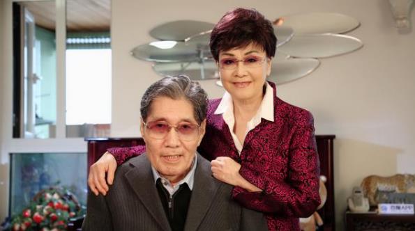 李谷一|付笛声陪恩师李谷一送老伴肖卓能最后一程