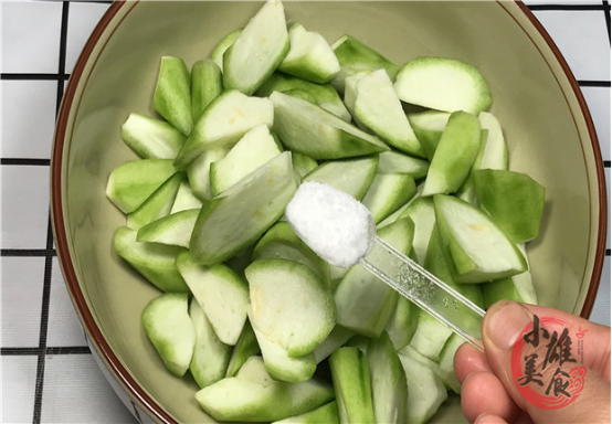 ##炒丝瓜时，马上下锅就错了，难怪丝瓜发黑没食欲，早懂早受益！