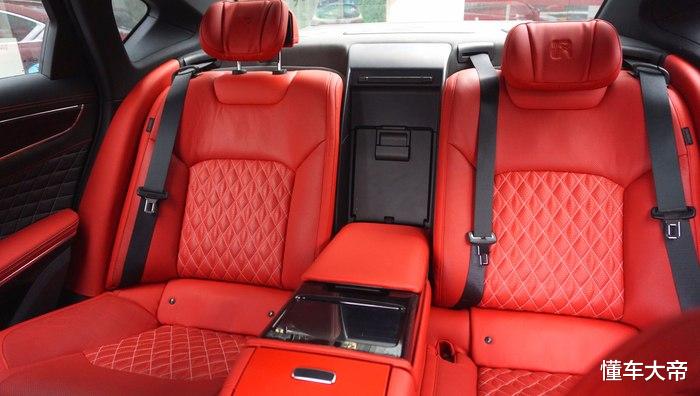 比亚迪汉：比亚迪汉EV内饰细节实拍，氛围灯很酷炫，后排比前排还豪华