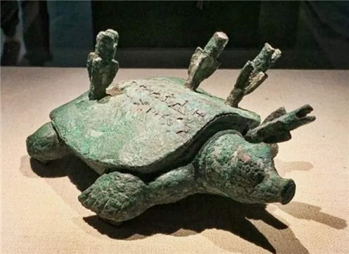 文物|老农河里钓到一只“乌龟”,背上插着四支箭,专家:这一竿值18亿