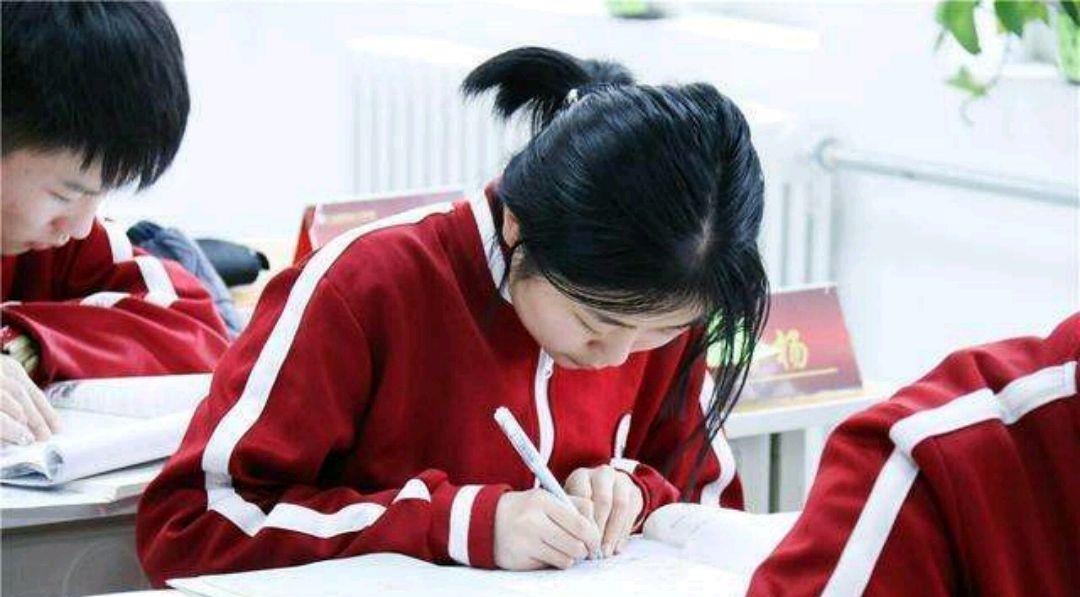 北京大学：她高考685分北大录取却哭了？看到她的书桌，大家沉默了