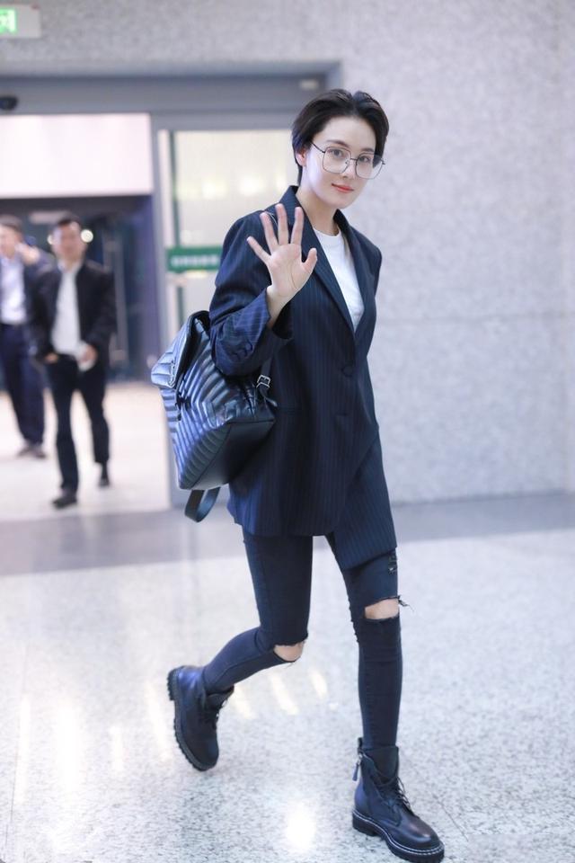 『短发』有种霸气叫张馨予剪短发，男人都“眼红”，穿衣打扮太可了