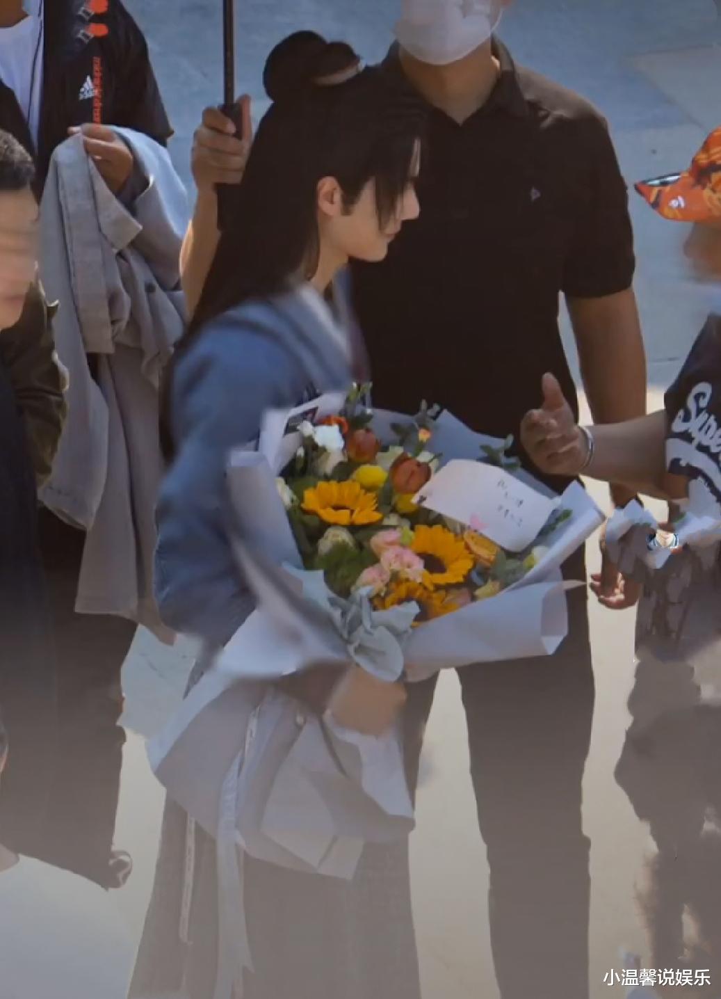 「王一博」《有翡》女配杀青晒和王一博合影！主演全部出镜，赵丽颖却太模糊