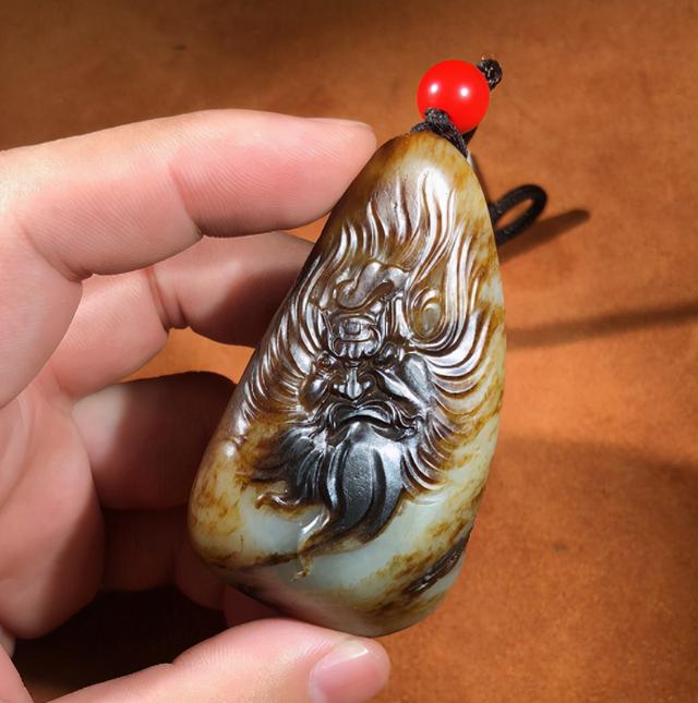 文玩|千年红皮万年黑，那什么样的和田玉黑皮籽料算是极品？