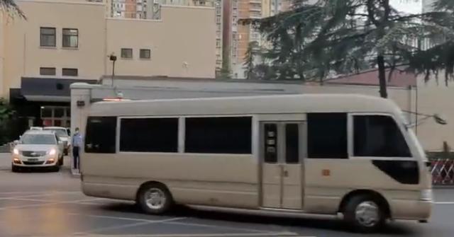 环球时报评论|央视新闻发布最新视频显示，总领馆内车辆陆续驶出