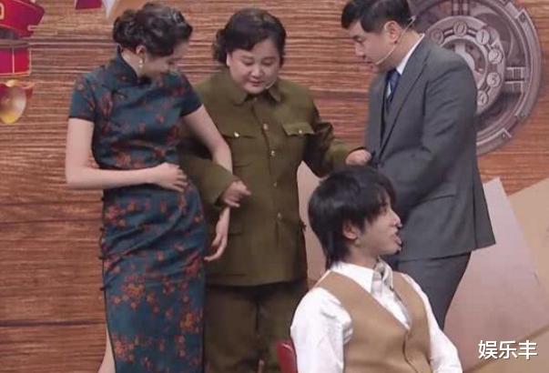 『沈腾』沈腾把胳膊放关晓彤胯上，有谁注意她的反应？粉丝都很惊讶
