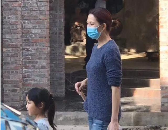 蔡少芬|蔡少芬带儿女回重庆婆家被赞接地气，打扮太朴素几乎无人认得