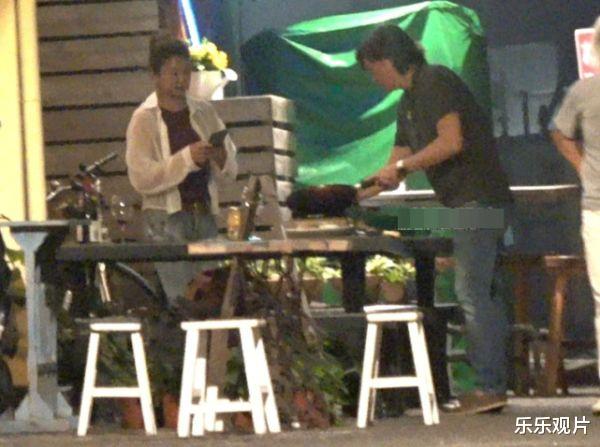 梁静茹|梁静茹又遭新男友劈腿？男友开豪车与陌生女子聚餐，甜蜜喝红酒
