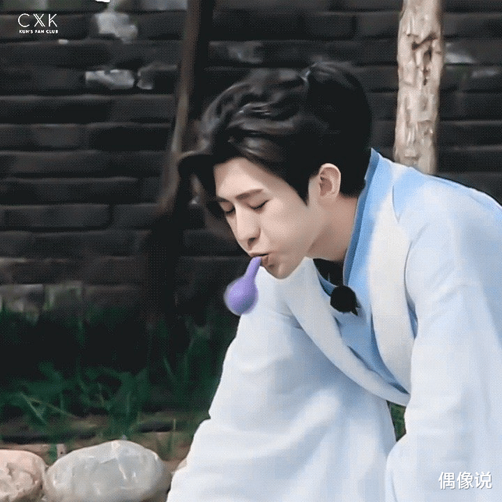 『蔡徐坤』蔡徐坤颜值崩了？吹乒乓球时下巴形状怪异，跑男门面称号恐不保