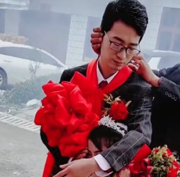 斑马都市汇|结婚时鞭炮声响起，新朗直接捂住新娘的耳朵，站在新朗后面的父亲泪目了！