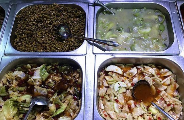 工作餐|第一次吃单位工作餐，27个菜，才12块钱一餐！看看都吃了啥？