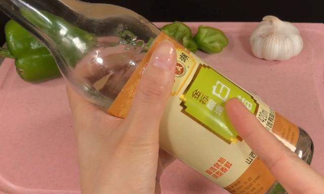 ：白醋倒在手心搓一搓，效果太棒了，可惜好多人不懂，学会一生有用