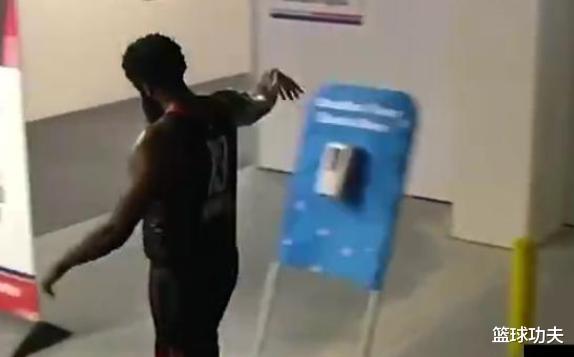 克里斯·保罗|输球又输人，保罗都在研究下一轮对手了！谁又注意到哈登的举动！