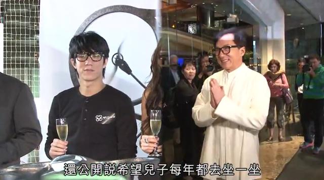 房祖名|37岁房祖名罕见现身，平头造型撞脸吴卓林，“兄妹”同基因太像