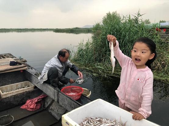 地质灾害|她在水泊梁山当村播，帮村里骨癌老人卖蒲扇，带领50多位村妇致富