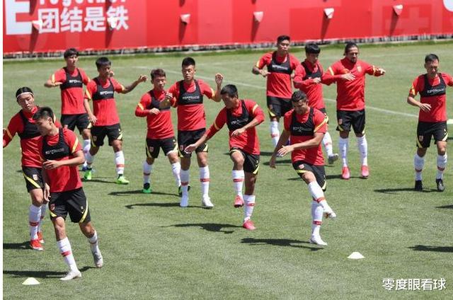 「国家卫健委」两场热身赛如摸底考试，国足世预赛4大主力已提前锁定，李铁最偏爱之人出现