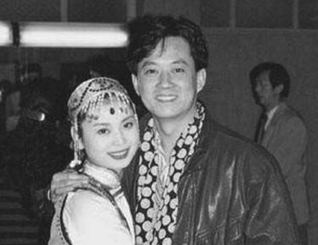 朱军|56岁朱军与娇妻罕同框，谭梅气质貌美身材好，两人结婚27年仍恩爱？