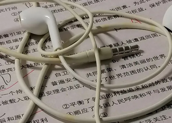 |那些还坚持用有线耳机的年轻人，真不是因为穷