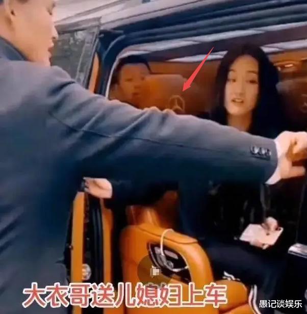 短发|朱之文美女亲家母曝光，婚后带女儿做黑色美甲，比女儿更像赵丽颖