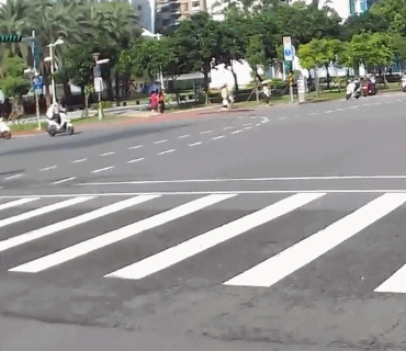 |“这是什么虫子，按它出现一对角，有甜甜的香味。”进化称霸地球