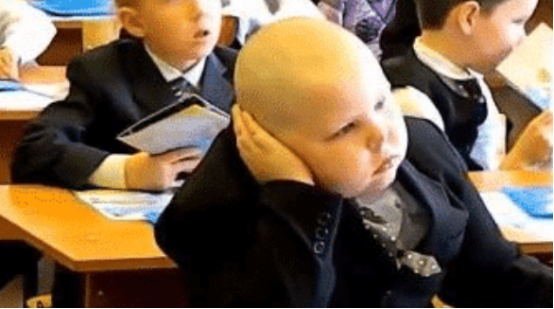 8岁小男孩因长相走红，看过照片无法淡定，网友直呼天生的大佬气质