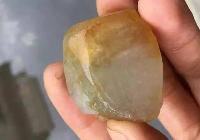 『翡翠』小伙3万买的大马坎翡翠原石,剥开后尝到甜头,能否笑到最后?