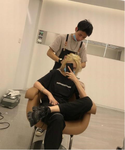 『周扬青』周扬青分手后心情大好，深夜现身理发店染发，头发颜色引爆评论区