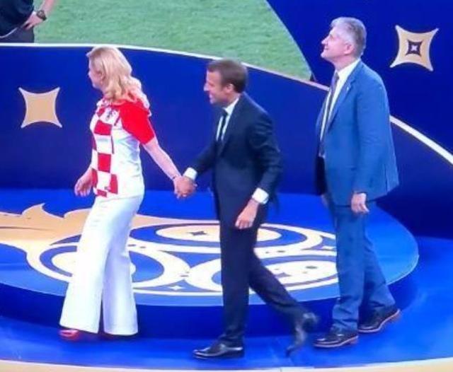 埃马纽埃尔·马克龙|马克龙被美女总统吸引，两人双手紧握无视老妻子，雨中牵手好浪漫