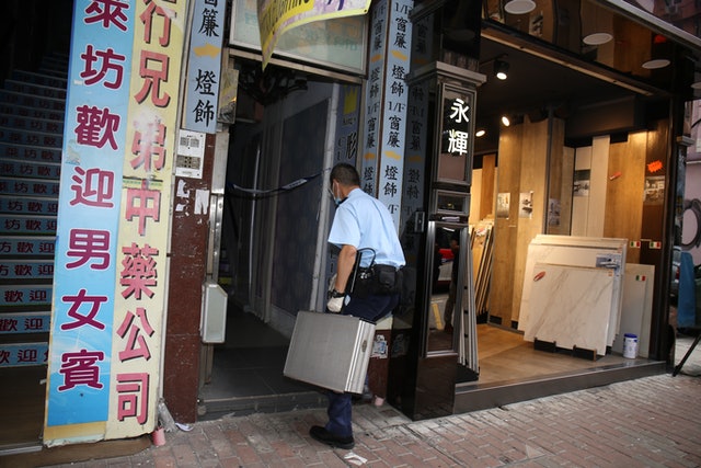 半岛晨报|男子砍死28岁妻子后跳楼身亡，5岁儿子伴母尸两日