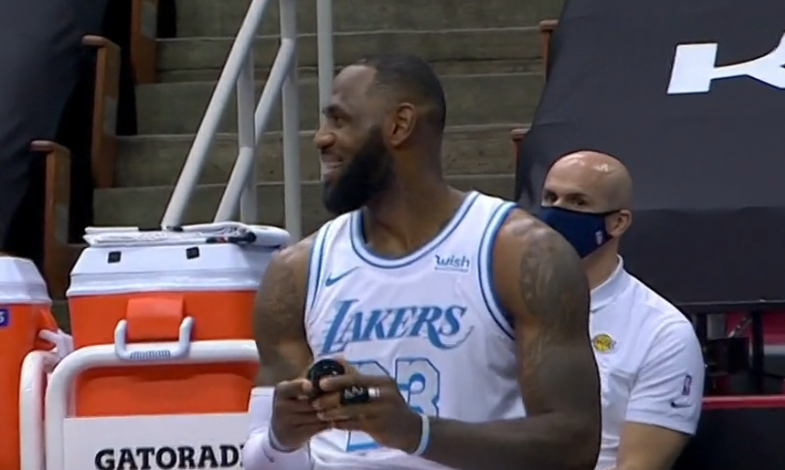 火箭隊|?暖心！老詹幫卡魯索擦血+安慰大莫，小將塔克爆發8中7+4搶斷