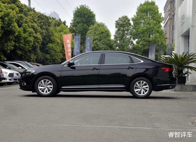 大众帕萨特|帕萨特销量跌入谷底，入门级跌至12万，大家都买雅阁凯美瑞