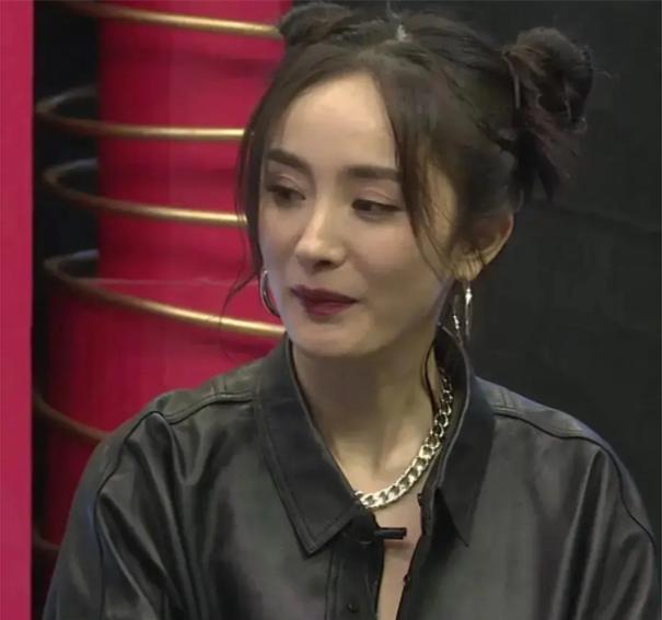 杨幂|杨幂三场直播三种状态,为好友站台知无不言,网友:这是会变脸?