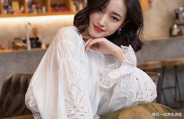 「」当女性身体雌性激素偏低时,身体会有哪些状况呢?了解一下!