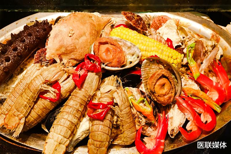 尿酸|体内尿酸超出水平线了？这4种会让你“走向”痛风的食物，别再吃了