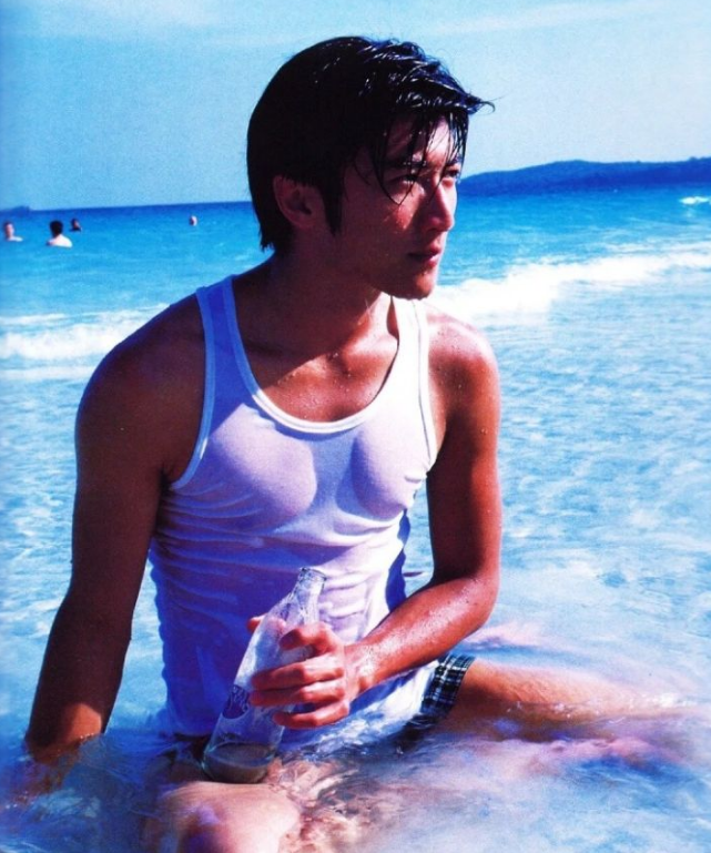 谢霆锋|出道20多年，基本是素颜，很少化妆上镜，不是天生丽质谁敢如此？