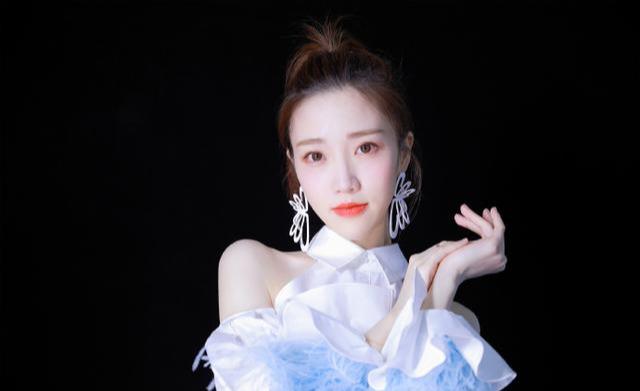 张纯烨|主持界第一腿精张纯烨，令《蒙面舞王》各女明星黯然失色