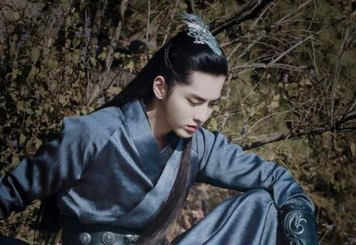 锦衣之下▲同为古装言情探案剧，《青簪行》吴亦凡比《锦衣之下》任嘉伦更值期待？