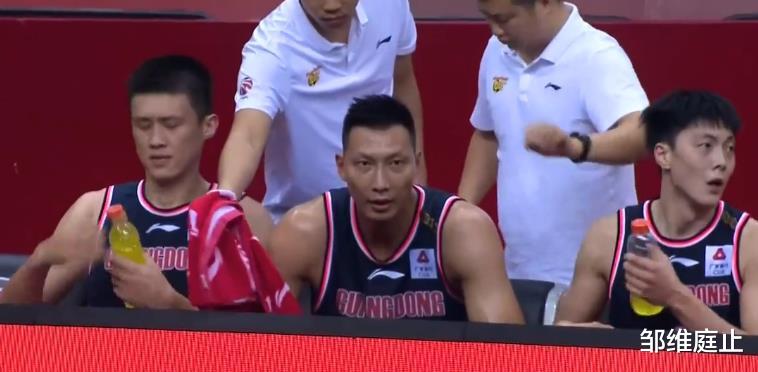 易建联|没外援真不行！阿联摇头很郁闷，杜锋场边很生气，攻防哪去了？