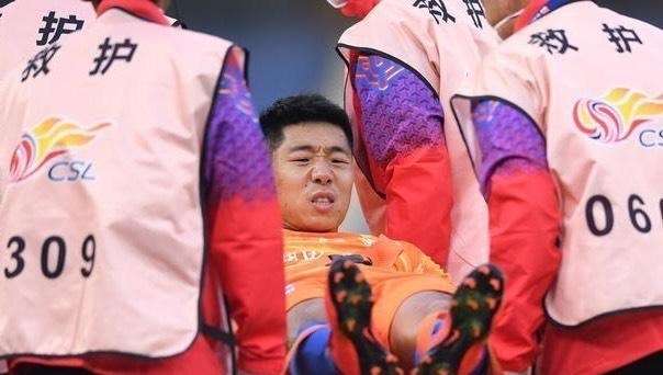 中超|中超赛场再现废人动作，球员直接被抬下，替补席大将欲反击