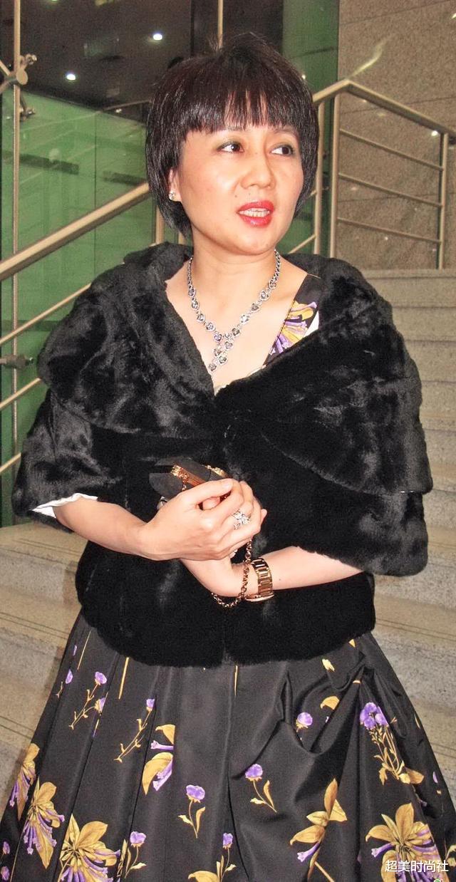 『赌王』赌王长这么帅，挑老婆却一个比一个颜值低，四太锅盖头他也不嫌弃