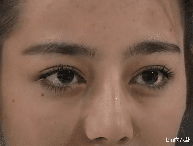 迪丽热巴:迪丽热巴19岁面试旧照曝光,谁注意到导演的眼神?满满都是欣赏