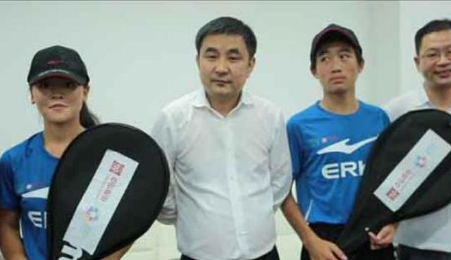 韩熙庭|欠债800亿逃往国外，带走61亿跟一位女星，父亲去世都不敢回国