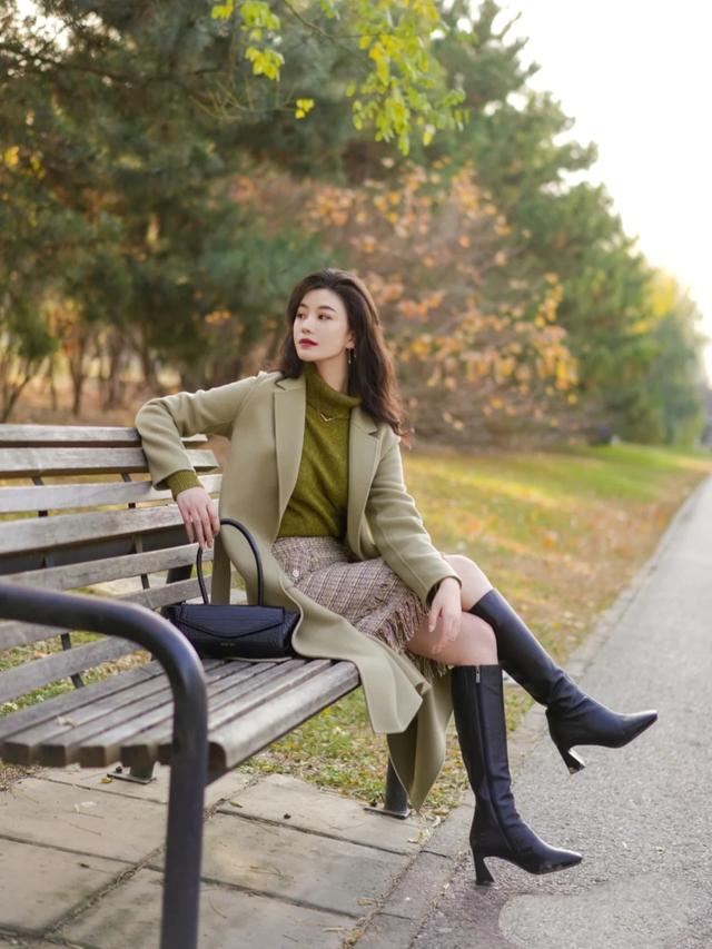 |30岁女人职场轻熟风穿搭示范，干练不失优雅气质，照着穿就对了