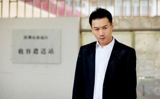 【黄渤】身背2条人命，出狱不久又“作死”，42岁高虎今住泳池豪宅十分气派