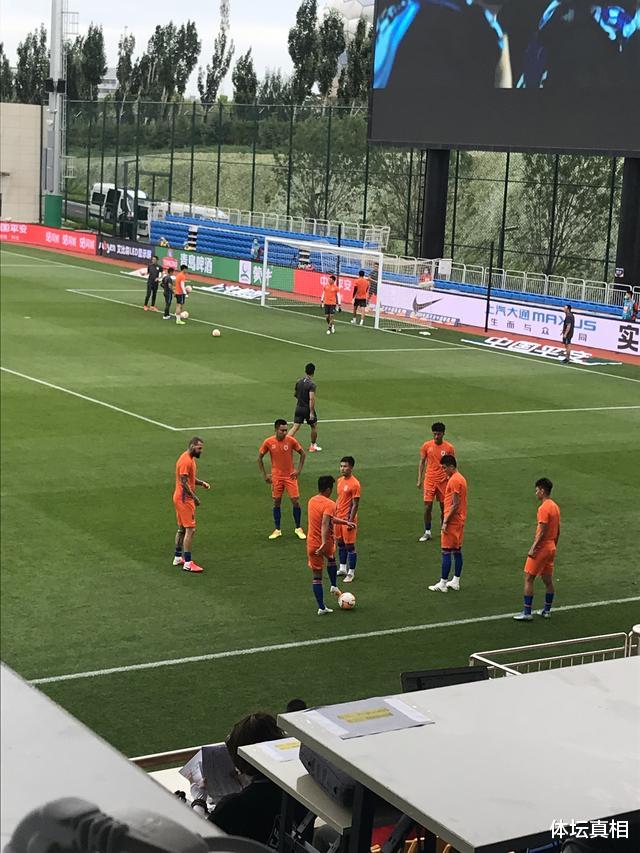 山东鲁能|鲁能新外援是个活宝！热身先抱赵剑非，再搂戴琳，和队友打成一片